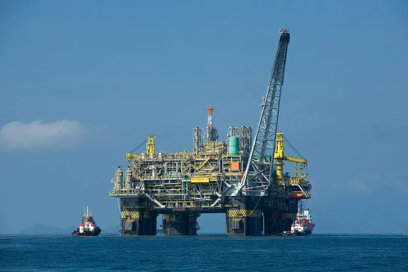 Il verde di Palazzo Lombardia si tinge di nero: come il Nord scarica il peso energetico sul Mezzogiorno